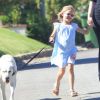 Violet Affleck promène son chien avec sa nounou, dans les rues de Pacific Palisades, le 9 juillet 2012