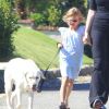 Violet Affleck promène son chien avec sa nounou, dans les rues de Pacific Palisades, le 9 juillet 2012 - La petite fait courir le chien et sa nounou !