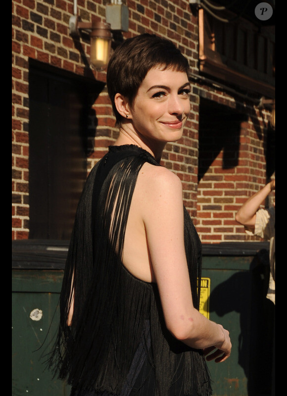 Anne Hathaway arrive sur le plateau de David Letterman à New York, le 11 juillet 2012.