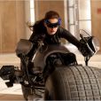 Anne Hathaway est Catwoman dans  The Dark Knight Rises. 