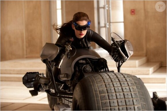 Anne Hathaway est Catwoman dans The Dark Knight Rises.