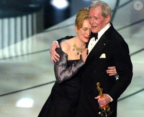 Peter O'Toole reçoit l'Oscar d'honneur des mains de Meryl Streep en 2003.