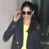 Freida Pinto, cachée derrière ses lunettes Tory Burch, porte une jolie robe jaune citron Rachel Roy avec un sac et des ballerines Roger Vivier. New York, le 11 juillet 2012.