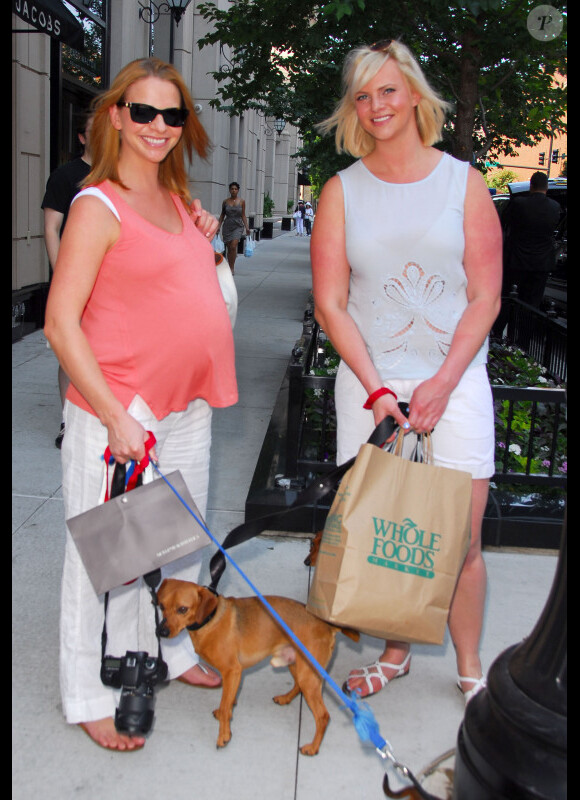 EXCLU : Kayte, la femme de Kelsey Grammer est enceinte. Elle rayonne dans les rues de Chicago le 12 juillet 2012