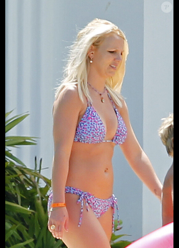Britney Spears se rend à la plage, à Hawaï, le jeudi 5 juillet 2012.