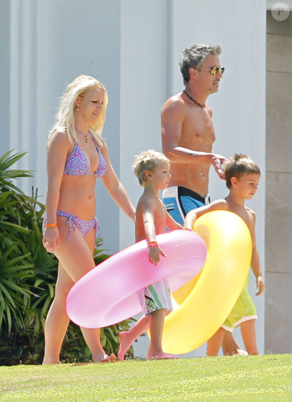 Britney Spears se rend à la plage en famille, à Hawaï, le jeudi 5 juillet 2012.