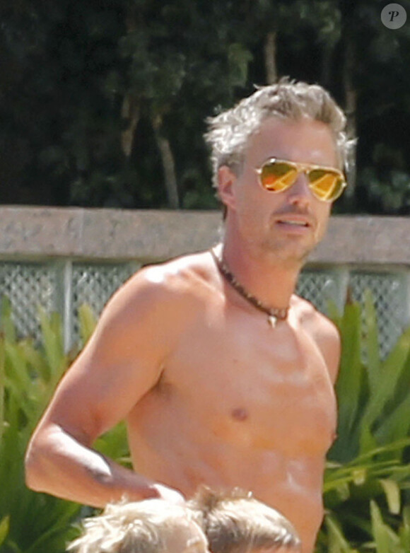 Le fiancé de la chanteuse Britney Spears, Jason Trawick, se rend à la plage, à Hawaï, le jeudi 5 juillet 2012.