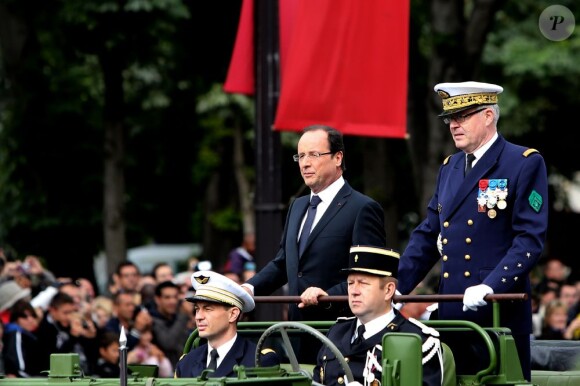 Valérie Trierweiler, un mois après le Twittweilergate des législatives, assistait au défilé militaire de la Fête nationale, le 14 juillet 2012, installée dans la tribune des conjoints des membres du gouvernement, à la gauche de la tribune présidentielle d'où son compagnon François Hollande, chef de l'Etat et des armées, a suivi la parade.