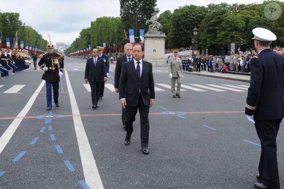 Le président Hollande arrive à la tribune présidentielle, place de la Concorde. Valérie Trierweiler, un mois après le Twittweilergate des législatives, assistait au défilé militaire de la Fête nationale, le 14 juillet 2012, installée dans la tribune des conjoints des membres du gouvernement, à la gauche de la tribune présidentielle d'où son compagnon François Hollande, chef de l'Etat et des armées, a suivi la parade.