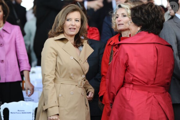 Valérie Trierweiler, un mois après le Twittweilergate des législatives, assistait au défilé militaire de la Fête nationale, le 14 juillet 2012, installée dans la tribune des conjoints des membres du gouvernement, à la gauche de la tribune présidentielle d'où son compagnon François Hollande, chef de l'Etat et des armées, a suivi la parade.