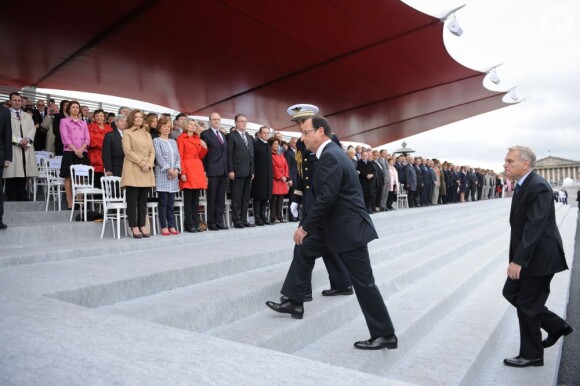 Sous le regard de Valérie Trierweiler, un mois après le Twittweilergate des législatives, François Hollande gagne la tribune présidentielle pour assister au défilé militaire de la Fête nationale, le 14 juillet 2012.