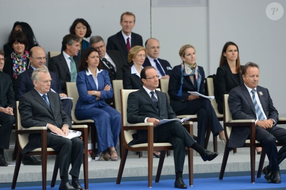Valérie Trierweiler, un mois après le Twittweilergate des législatives, assistait au défilé militaire de la Fête nationale, le 14 juillet 2012, installée dans la tribune des conjoints des membres du gouvernement, à la gauche de la tribune présidentielle d'où son compagnon François Hollande, chef de l'Etat et des armées, a suivi la parade.