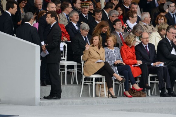 Valérie Trierweiler, un mois après le Twittweilergate des législatives, assistait au défilé militaire de la Fête nationale, le 14 juillet 2012, installée dans la tribune des conjoints des membres du gouvernement, à la gauche de la tribune présidentielle d'où son compagnon François Hollande, chef de l'Etat et des armées, a suivi la parade.
