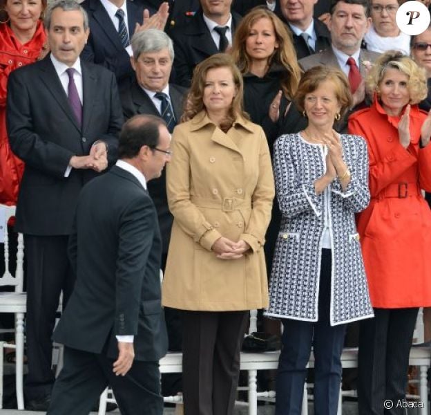 Valérie Trierweiler, un mois après le Twittweilergate des législatives, assistait au défilé militaire de la Fête nationale, le 14 juillet 2012, installée dans la tribune des conjoints des membres du gouvernement, à la gauche de la tribune présidentielle d'où son compagnon François Hollande, chef de l'Etat et des armées, a suivi la parade.
