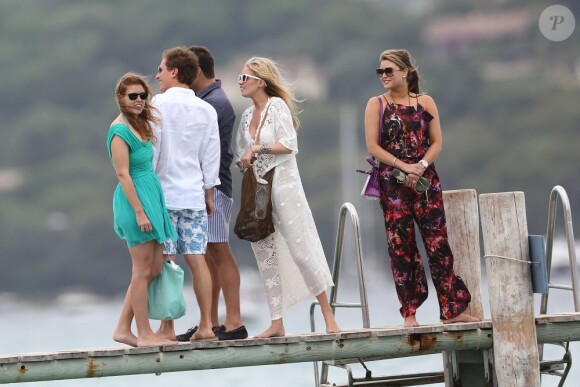 La princesse Beatrice d'York a quitté l'Angleterre pour Saint-Tropez, où elle est allée prendre un peu de bon temps le 14 juillet 2012 au Club 55, sur la plage de Pampelonne, avec quelques amis et son boyfriend Dave Clark.