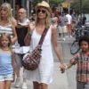 Heidi Klum en compagnie de ses parents Erna et Gunther ainsi que de ses quatre enfants, Leni, Henry, Johan et Lou à New York, le 14 juillet 2012