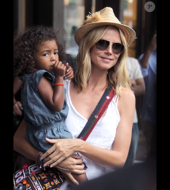Heidi Klum en compagnie de ses parents Erna et Gunther ainsi que de ses quatre enfants, Leni, Henry, Johan et Lou à New York, le 14 juillet 2012