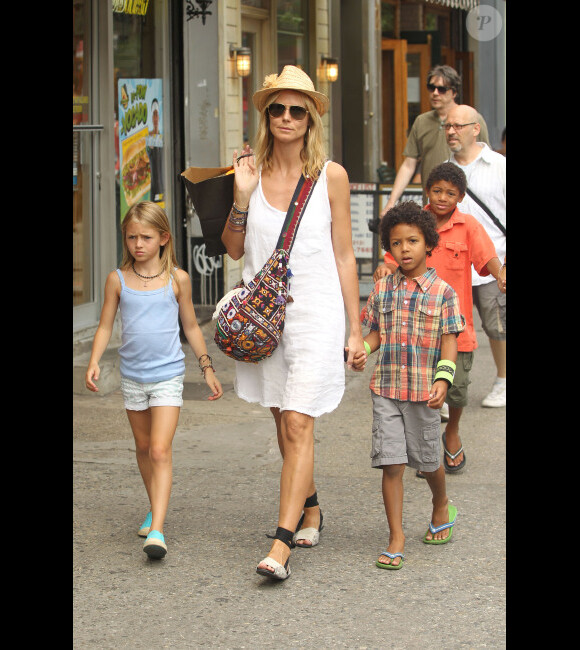 Heidi Klum en compagnie de ses parents Erna et Gunther ainsi que de ses quatre enfants, Leni, Henry, Johan et Lou à New York, le 14 juillet 2012