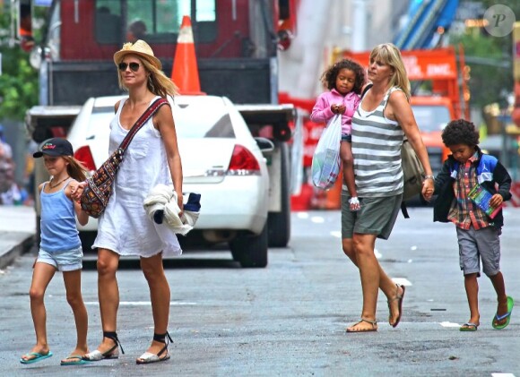 Heidi Klum en compagnie de ses quatre enfants, Leni, Henry, Johan et Lou à New York, le 14 juillet 2012