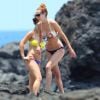 Avec une amie, Eva Amurri en bikini en vacances à Hawaï le 4 juillet 2012