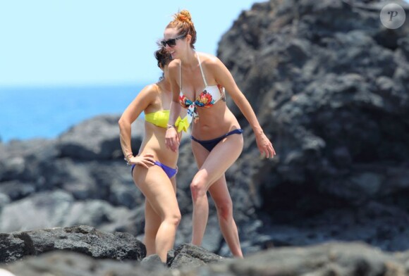 Avec une amie, Eva Amurri en bikini en vacances à Hawaï le 4 juillet 2012