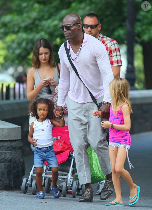 Le chanteur Seal est aux anges entouré de ses filles Leni et Lou sous le soleil de New York le 15 juillet 2012