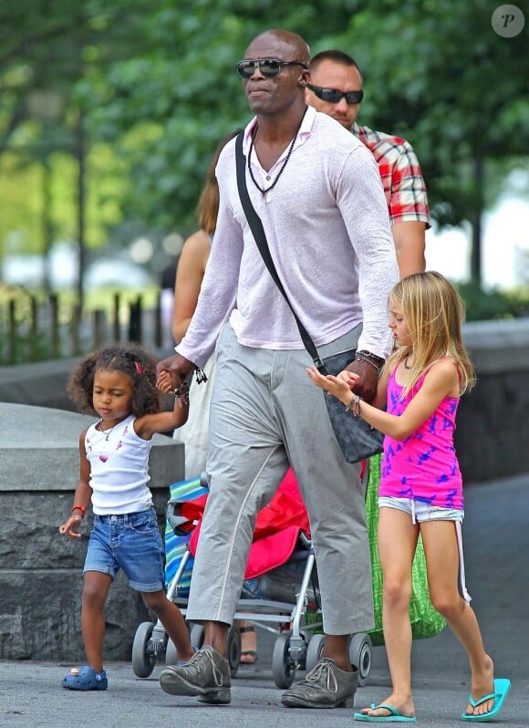 Le chanteur Seal est aux anges entouré de ses filles Leni et Lou sous le soleil de New York le 15 juillet 2012