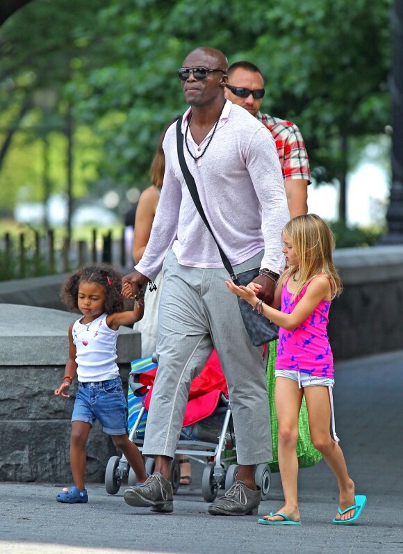 Le chanteur Seal a profité de ses filles Leni et Lou sous le soleil de New York le 15 juillet 2012
