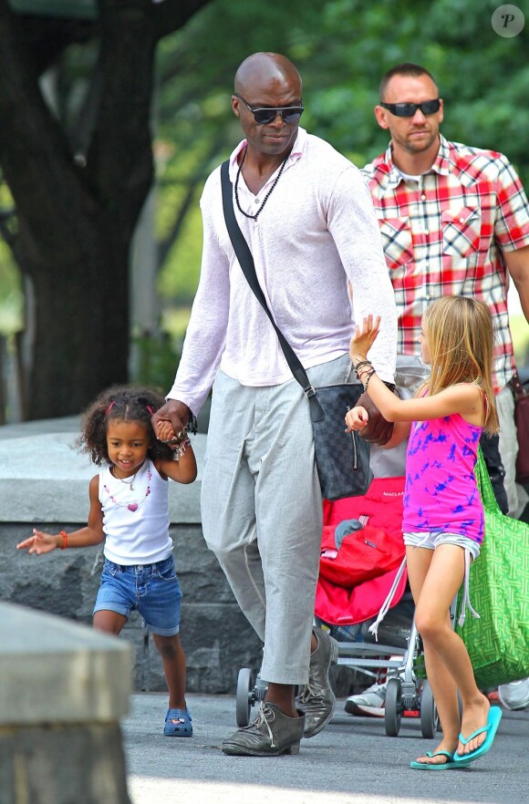 Belle journée pour le chanteur Seal et ses filles Leni et Lou sous le soleil de New York le 15 juillet 2012