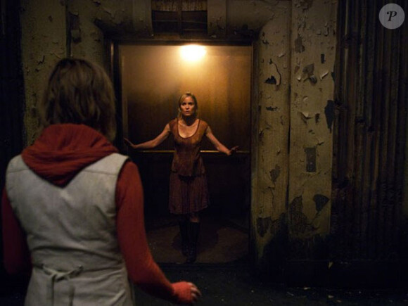 Adelaide Clemens et Radha Mitchell dans Silent Hill : Revelation.