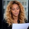 Beyoncé en pleine lecture de sa lettre hommage à Michelle Obama.