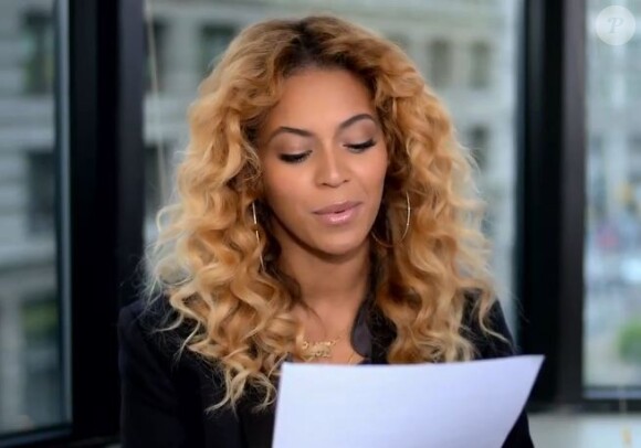 Beyoncé en pleine lecture de sa lettre hommage à Michelle Obama.