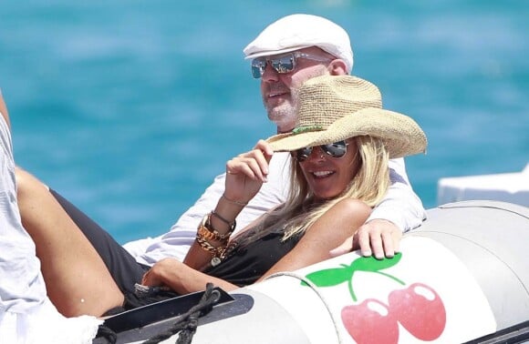 Elle Macpherson et son compagnon Roger Jenkins profite d'un moment à deux le 16 juillet 2012 à Ibiza