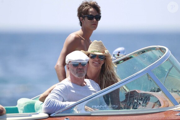 Elle Macpherson et son compagnon Roger Jenkins se font conduire par le fils de l'ancien top, Arpad Flynn le 16 juillet 2012 à Ibiza