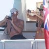 Elle Macpherson et son compagnon Roger Jenkins prennent quelques photos souvenirs le 16 juillet 2012 à Ibiza