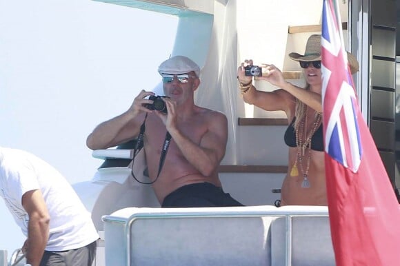 Elle Macpherson et son compagnon Roger Jenkins prennent quelques photos souvenirs le 16 juillet 2012 à Ibiza