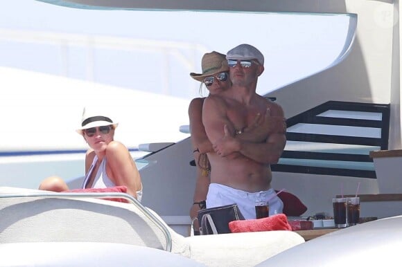Elle Macpherson très amoureuse de son compagnon Roger Jenkins le 16 juillet 2012 à Ibiza