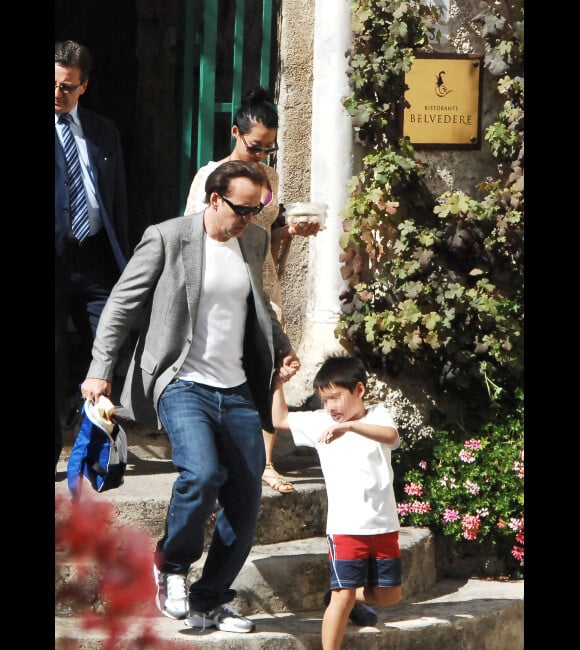 Nicolas Cage en vacances en famille avec sa femme Alice Kim et leur fils Kal-el. Le 17 juillet 2012.