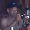 LeAnn Rimes, Eddie Cibrian et des amis se détendent à la plage, à Los Angeles, le 15 juillet 2012 - Eddie Cibrian teste son nouvel appareil photo