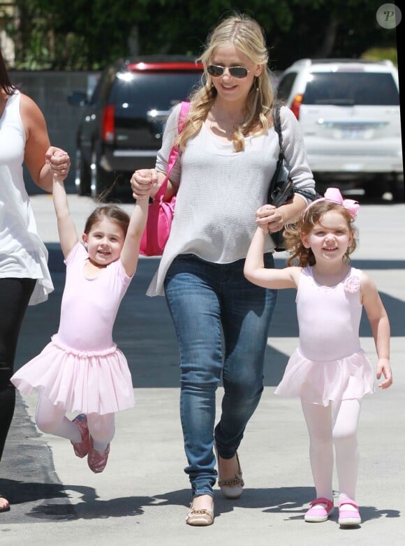Enceinte, Sarah Michelle Gellar va chercher sa fille Charlotte à son cours de danse à Los Angeles le 16 juin 2012