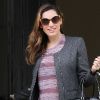 Kelly Brook souriante et stylée, sort de son domicile. Londres, le 19 juillet 2012.