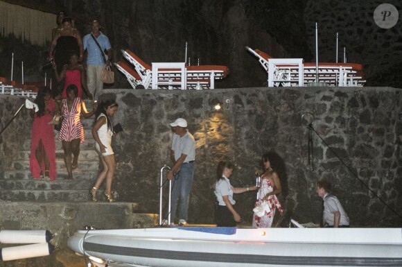 Exclu : Rihanna et ses amies remontent sur leur yacht, le Latitude, après avoir dîné au restaurant Il San Pietro dans la commune de Positano. Le 19 juillet 2012.