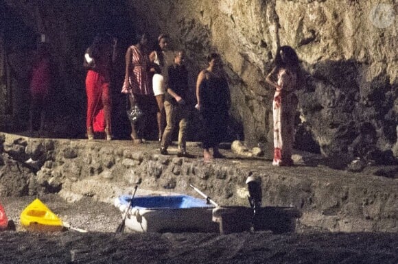 Exclu : Rihanna et ses amies s'apprêtent à rejoindre leur yacht le Latitude après avoir dîné au restaurant Il San Pietro dans la commune de Positano. Le 19 juillet 2012.