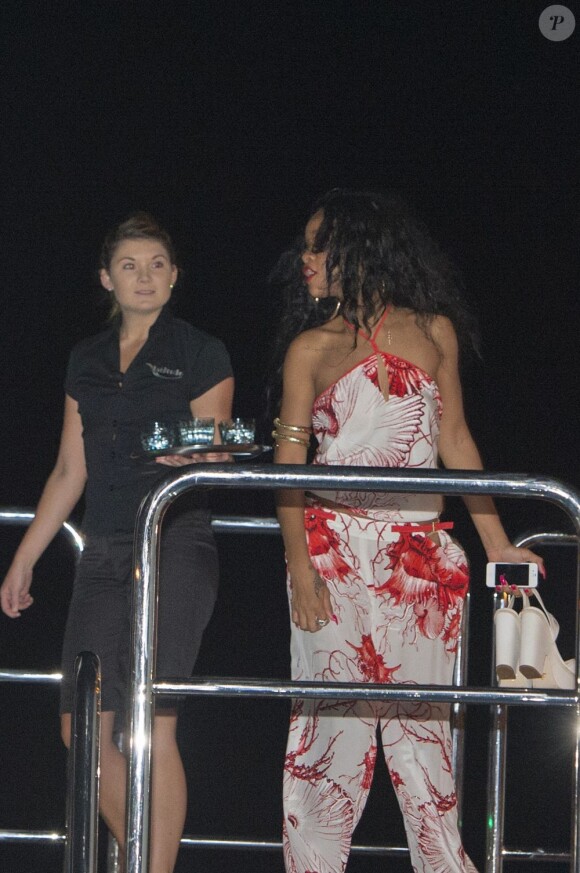 Exclu : Rihanna remonte sur son yacht après avoir dîné au restaurant Il San Pietro dans la commune de Positano. Le 19 juillet 2012.