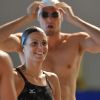 Laure Manaudou souriante et bien entourée lors du rassemblement de la sélection olympique de natation à Dunkerque le 18 juillet 2012