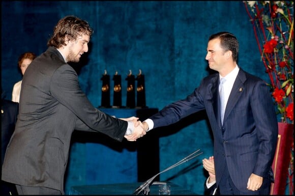 Pau Gasol recevait en 2006, année du triomphe mondial de l'Espagne, le prestigieux prix Prince des Asturies remis par le prince Felipe. Le basketteur Pau Gasol, star des Lakers et de la Roja, sera le porte-drapeau de l'Espagne aux JO de Londres 2012, suite au forfait de Rafael Nadal.