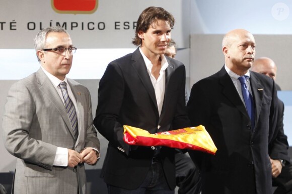 Rafael Nadal devait être le porte-drapeau de l'Espagne aux JO de Londres 2012 : il avait même reçu le drapeau national lors d'une cérémonie le 14 juillet 2012. Suite à son forfait, le basketteur Pau Gasol, star des Lakers et de la Roja, le remplace.