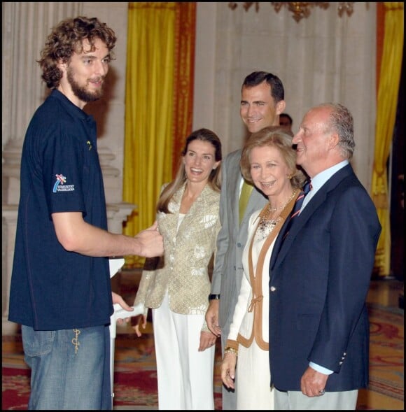 Pau Gasol en 2006, félicité par la famille royale après le titre de champion du monde décroché par l'Espagne. Le basketteur Pau Gasol, star des Lakers et de la Roja, sera le porte-drapeau de l'Espagne aux JO de Londres 2012, suite au forfait de Rafael Nadal.