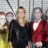 Heidi Klum entourée de jeunes garçons en justaucorps membres de la troupe du Cirque du Soleil dans la coulisse du Radio City Music Hall de New York le 20 juillet 2012