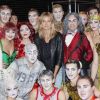 Heidi Klum peu rassurée au milieu de la troupe du Cirque du Soleil dans la coulisse du Radio City Music Hall de New York le 20 juillet 2012